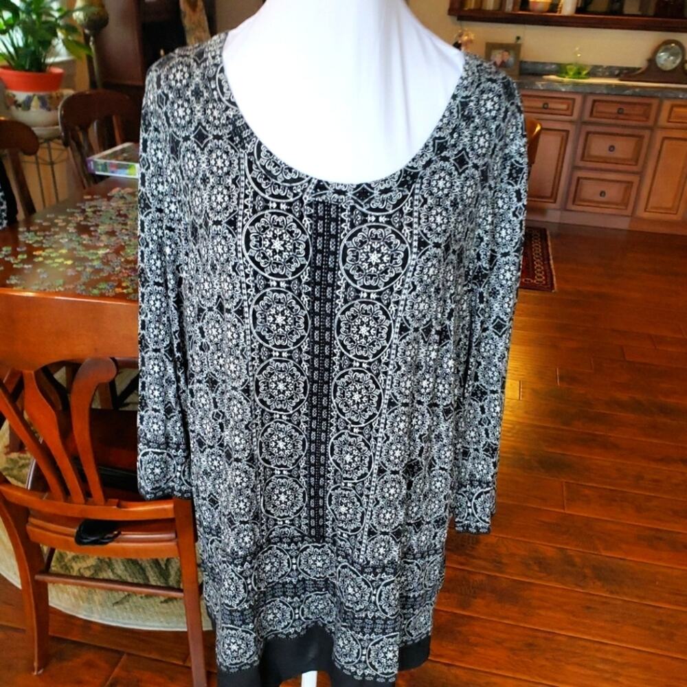 This is a Rose + Olive 1X 3/4 length sleeve scoop neck lightweight shirt